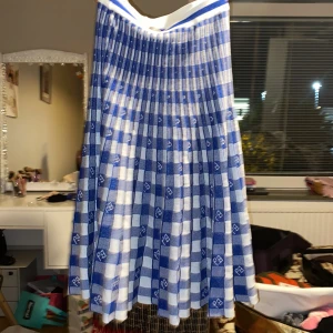 vinter kjolar  - Aldrig andvänt. Jätte fin. Håller en warm. Kan gå ner några hundra. Köpt för 1500kr