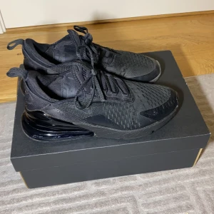 Nike Air Max 270  - Säljer mina Nike Air Max 270s (hjälper en vän) har använt bara 1-4 gånger är i jätte bra skick priset kan diskuteras skriv för mer bilder