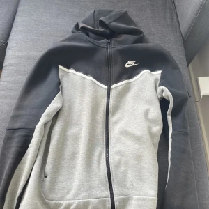 Nike tech fleece hoodie  - Grå/svart hoodie perfekt till hösten.  Skicket är 6/10 inte det bästa skicket. Därför är priset lågt. 