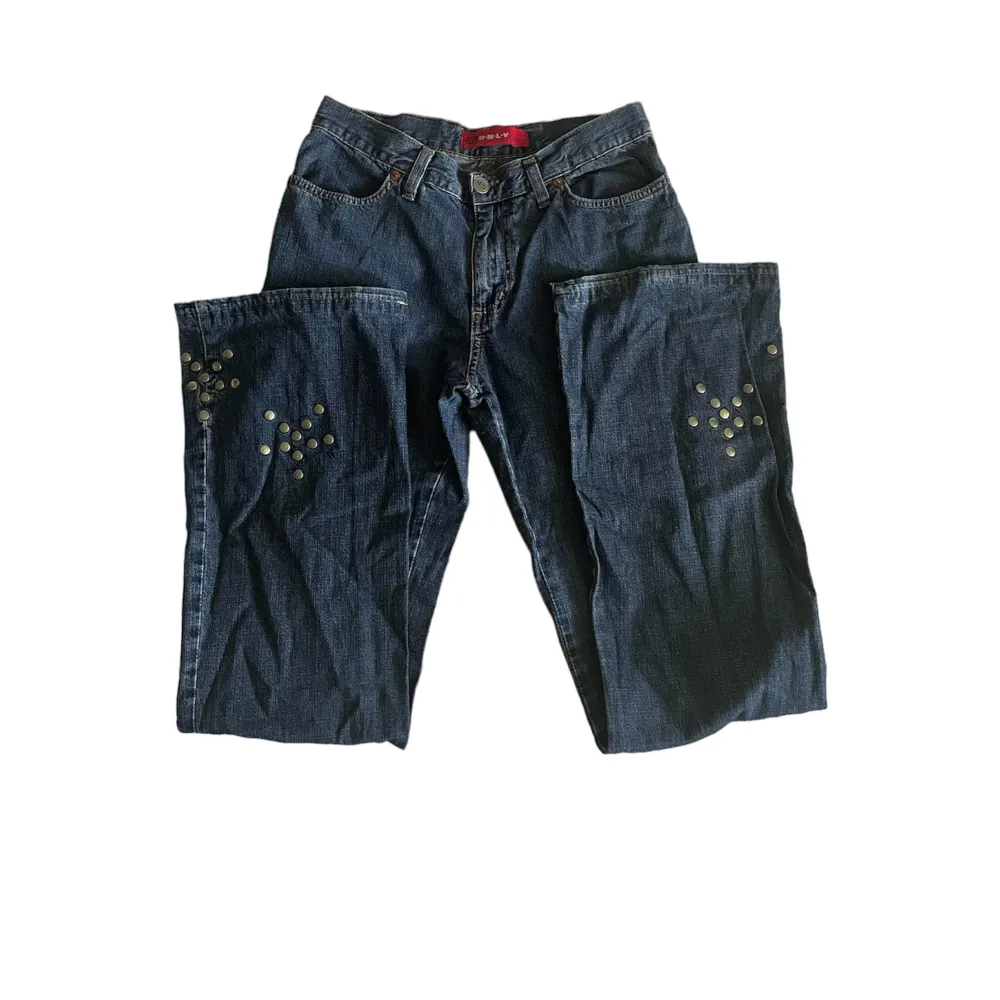 midrise straight leg jeans med små stjärnor längst ner🩶bra längd för mig som är 172 men skulle nog vara finare på någon kortare! . Jeans & Byxor.