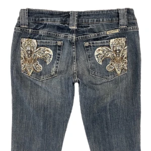 Miss me jeans  - Lågmidjade bootcut miss me jeans i fint skick utan fläckar❤️ Midjemåttet tvärs över är 39cm och innerbenslängden är 81cm! Jag är 168cm lång❤️ Tryck gärna på köp nu ❤️