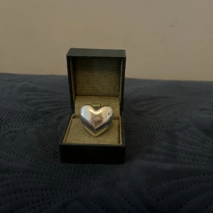 Snygg ring - Säljer denna fina ring som är aldrig använd pågund att den är för stor och att jag har lika dan i mindre stolek❤️❤️ kan tänka min att gå ner i pris för snabb affär
