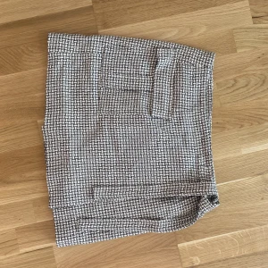 Second Female omlottkjol - En superfin rejäl kjol från second Female i bomull och silke. Omlottdesign med både knapp och band i sidan. Storlek 36 (sitter ok men tight på mig som brukar ha 38). Köpt på MQ i våras för 1200kr, aldrig använd. 