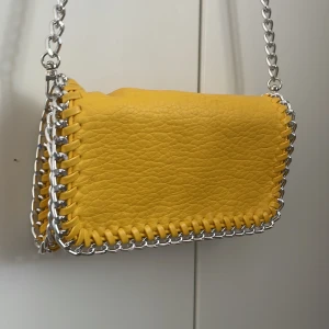 Tiamo väska - Hej säljer min gula tiamo väska då jag vill ha en annan färg, kan byta mot andra tiamo väskor också! Hör av er vid frågor! Pris kan diskuteras!