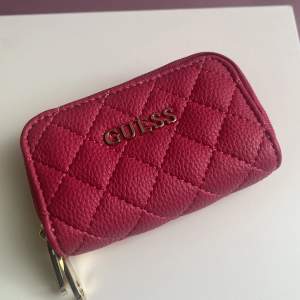 En rosa guess plånbok som aldrig kommit till användning. Pris kan diskuteras💗