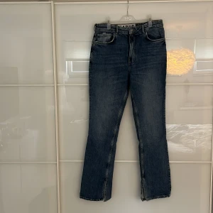 Raka jeans med slits  - Blåa raka jeans med slits nertill. Super snygga och sitter som en smäck. 