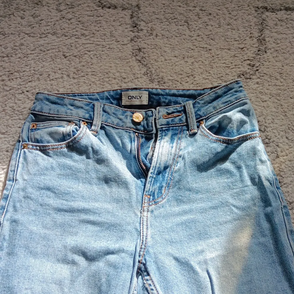 Ett par blåa jeans i märket only. Bra skick Storlek 25/32. Jeans & Byxor.