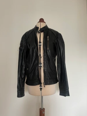River Island - Köpte för något år sedan men använder sällan då den blivit för liten. Snygg, cool och  ung herr jacka i läder samt fodrad med innerficka. 