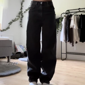 Svarta baggy jeans - Svarta baggy mid/high waist. Storlek 34. Frakt ingår, om du har frågor fråga bara. Original pris kommer ej ihåg.