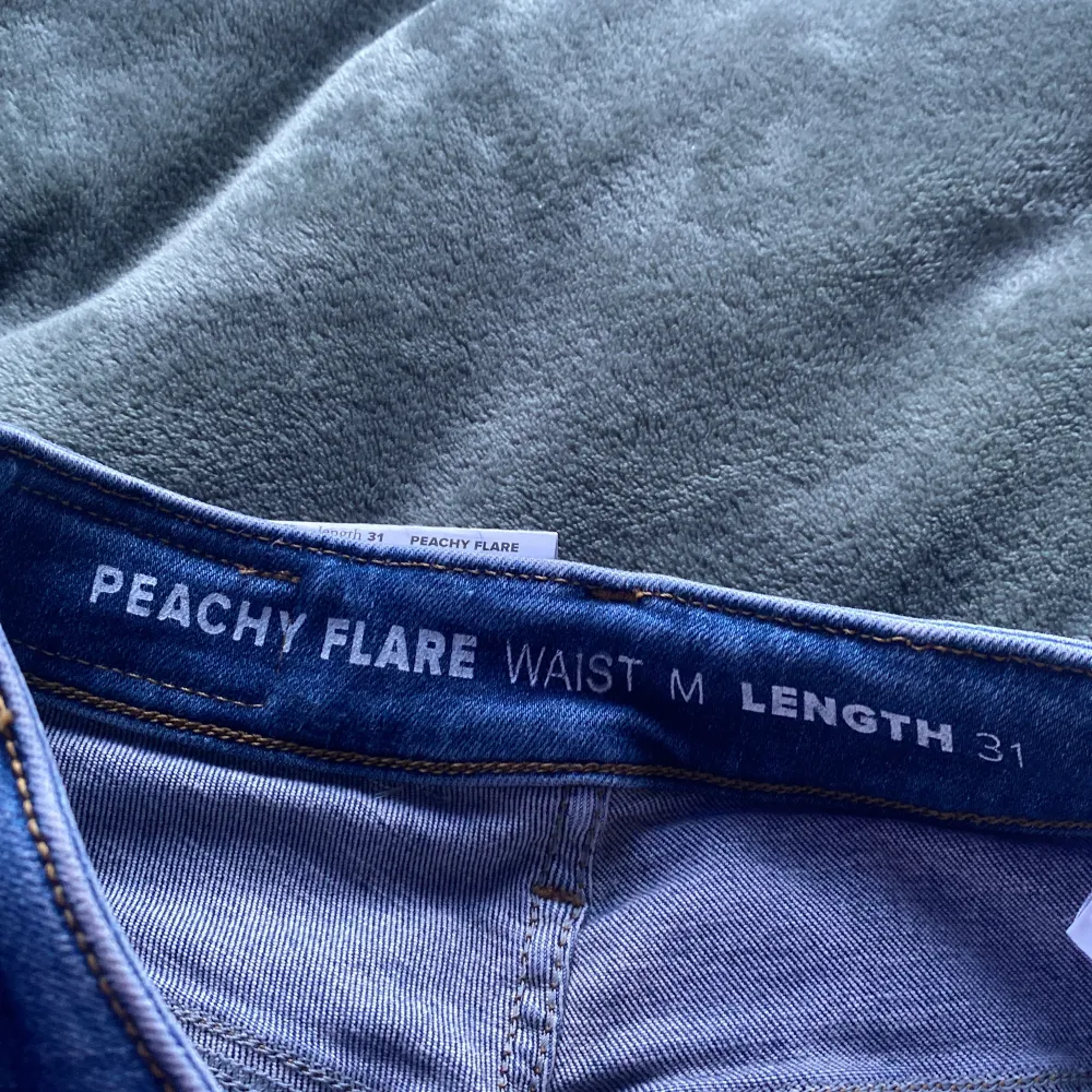 Mörkblåa flared jeans från bikbok. Beställde fel storlek och gick inte att skicka tillbaka, helt oanvända. Kostade 600kr när jag beställde dem.. Jeans & Byxor.