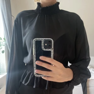 Blus  - Säljer denna fina svarta blus ifrån Gina, har använts fåtal gånger💕