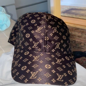 Louis Vuitton keps  - Hej jag säljer den louis vitton keps.när jag köpte den var den för stor o tänkte sälja den