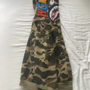 Bape hoddie  - Jag säljer en äkta bape hoodie säljar för den kommer inte till andvändning längre och så har den börjat bli lite liten ny pris 5000kr skriv för fler bilder eller information!😊