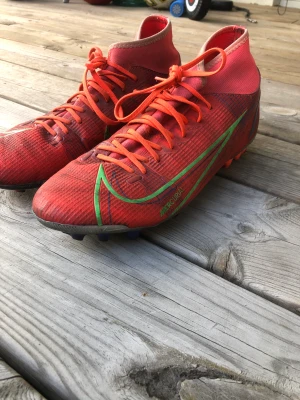 Fotbollsskor Nike Mercurial - Fotbollsskor från Nike. Bra skick bara att den vänstra skon har ett litet hål som går att sy igen. 