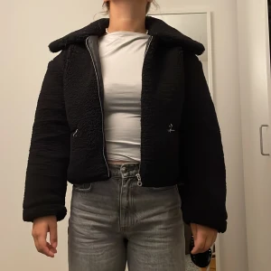 Höst jacka  - En jacka i Teddy material, från NA-KD. Jag bär storlek 38 och är sann i storlek 