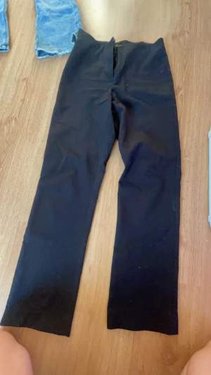 -kostymbyxor- - Mid waist svarta kostymbyxor från vero Moda! Straight! 