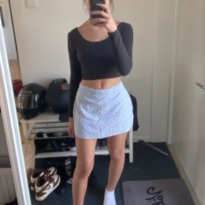 babyblå kjol - en babyblå blommig miniskirt från forever21! Köpt för längesen, använd ett par gånger men är i bra skick! den är dock klippt för att bli kortare men det är inget som syns mycket:) kolla gärna min profil för mer 💓