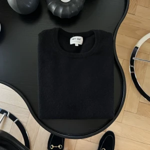 Soft goat cashmere t-shirt - Så fin svart cashmere t-shirt från Soft Goat. Mycket fint skick! Nypris 1 695kr 