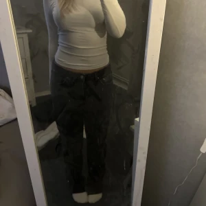 Jenas - Svarta jeans, super snygga! Tar tyvärr ej returer. Köparen står för frakt, står inte för postens slarv. Priset går att diskutera.