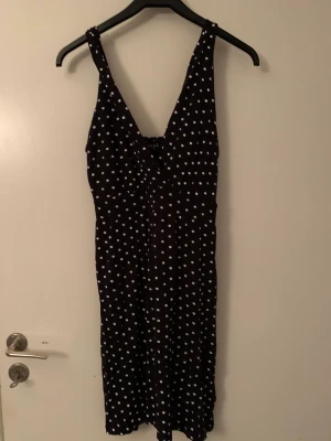 Prickig klänning  - Svart prickig klänning använd mycket men är i bra skick 