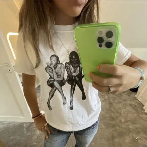 In print we trust T-shirt  - Jätte trendig In print we trust T-shirt !! Strl M (baby tee) sitter som vanlig xs/S därför jag säljer 💗 aldrig använd bara testad (lånad bild)  råkade köpa fel modell, skulle säga att den sitter så som den gör på tjejen på bilden 