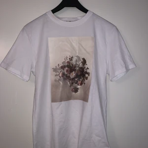 Vit NA-KD t-shirt  - Aldog använd haft den i 2år, inga fläckar och bra material 