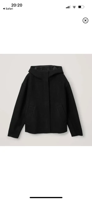 Kappa från COS med luva - Jätte fin kappa från COS! En av mina favorit jackor😍Inga slitningar alls och så bra skick! den är perfekt till vinter/höst för den är så varm och mysig🥰 Köparen står för frakten! Ny pris: 2 000 kr