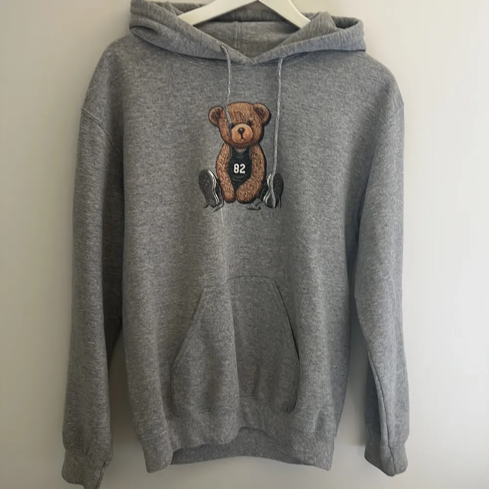 En fin grå hoodie som inte kommer till användning längre. Lite nopprig och de finns ett blekt streck under björnen annars är den i gott skick🤍köpt för 600. Hoodies.