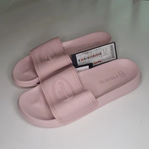 Tofflor - Nypris 89:- Helt nya ljusrosa strand tofflor , köpte inför resa men glömde paret hemma och köpte nya utomlands. (Kvitto finns)