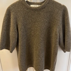  stickad t-shirt - Underbar stickad t-shirt från Gestuz i storlek XS.  Använd en gång.  Heter Alphagz Pullover från Gestuz och säljs nu för nypriset 1299:- Köparen betalar frakt, 54:- från PostNord spårbart 