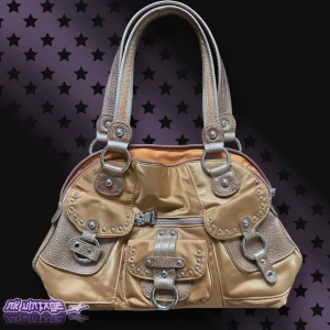 KATHY VAN ZEELAND Väska Y2k Axelväska  - Säljer en jättefin y2k Kathy Van Zeeland väska som är i så fin kvalitet, den är som ny. Knappt använd, och har många fina detaljer samt fickor och utrymme i väskan. Priset är diskuterbart💗 Genom mitten är höjden 27cm och längden är ung. 40cm