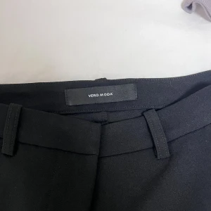 Raka kostymbyxor - Medel midja, kostymbyxor. Helt nya och oanvända 499:- nypris. Veromoda. 