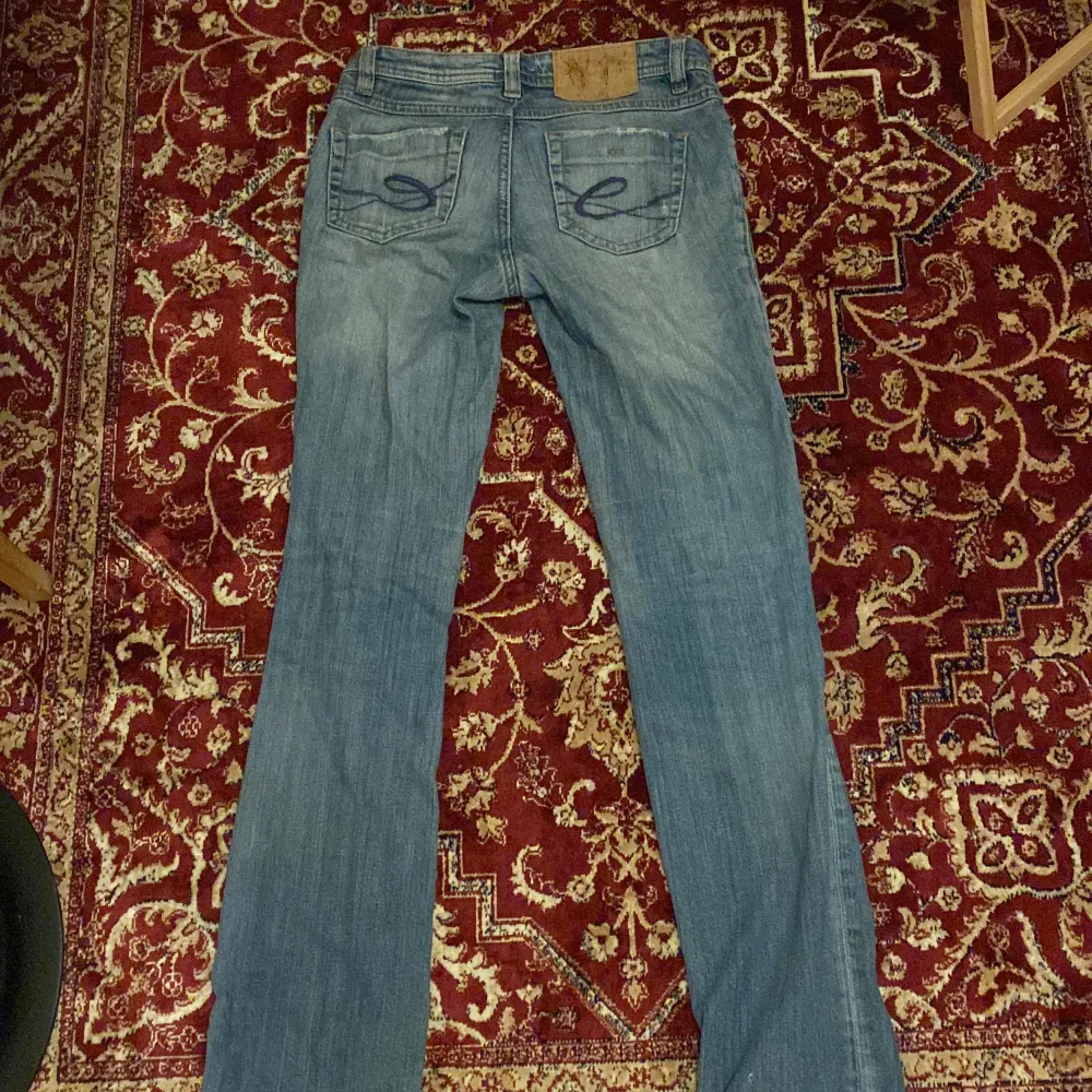 Lågmidjade jeans som varit väl omhändertagna. Det står något märke men tyvärr är jag för blind för att se vad det står men jag kan se att de är i bra skick. Jeans & Byxor.