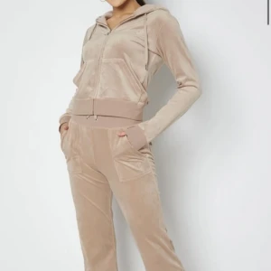 Juicy couture kofta - Säljer nu min juicy kofta, den är nästan helt ny och knappt använd.