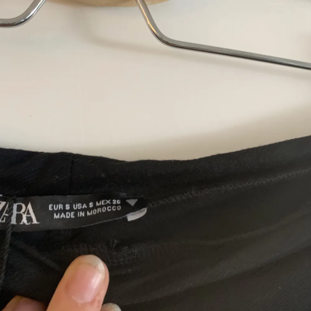 Zara byxor i slappt tyg, sitter lowwaist men för små och köpte för 2 år sedan så aldrig använt. Resår . Jeans & Byxor.