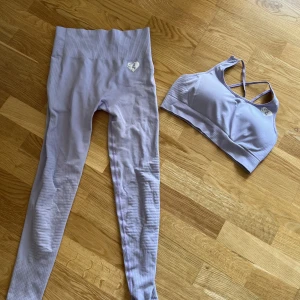 Träningsset från Womensbest  - Snyggt ljuslila träningsset från Womensbest. Hela setet för 250 kr. Annars 150 för tightsen och 100 för sportbh:n 