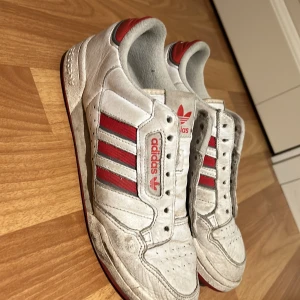 Adidas skor - Snygga skor Passa typ till allt och är allmänt sköna men är dok för små för mig