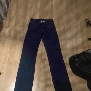 Bootcut lågmidjade jeans  - Slutsålda lågmidjade Bootcut jeans från hm i storlek 36. Säljer för 260kr💕 gratis frakt 