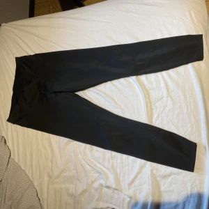 Tränings tights - Säljer dessa träningstimmar ifrån soc. Superbra med snöre i midjan som gör att de håller sig uppe. Säljs pga flytt. Skriv vid frågor och prisförslag🫶