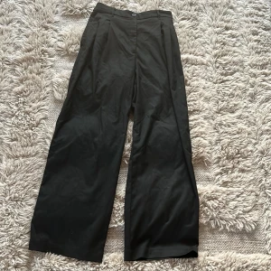 kostymbyxor  - Svarta kostymbyxor från monki💖 storlek 36