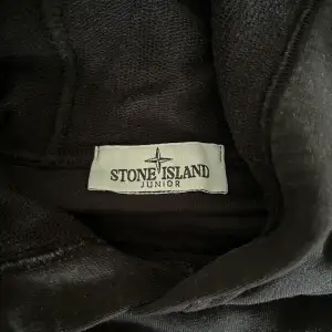 en jättefin svart stone island hoodie som tyvärr inye kommer till användning men är i jättefint skick!🫶🏻💕storlek 156 12y, storlek kan diskuteras såklart!💕