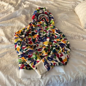Babe hoodie  - Säljer min skit snygga bape hoodie, använt 3 gånger, som ny, säljer på grund av att jag inte då använder den. Pris kan diskuteras, tryck inte på köp nu! Skriv för intresse💓