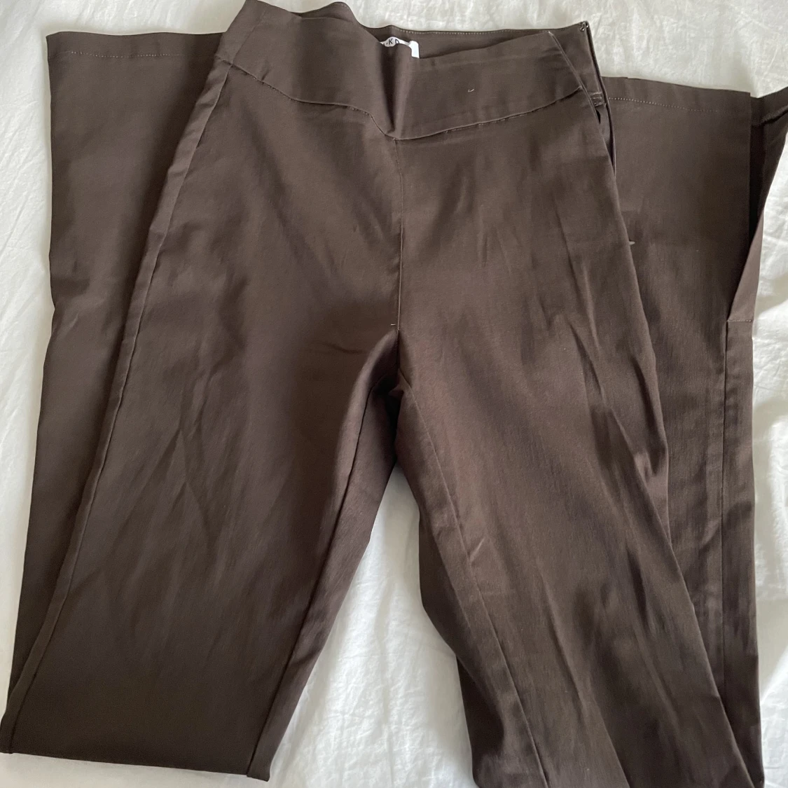 Bruna kostymbyxor i strl 36