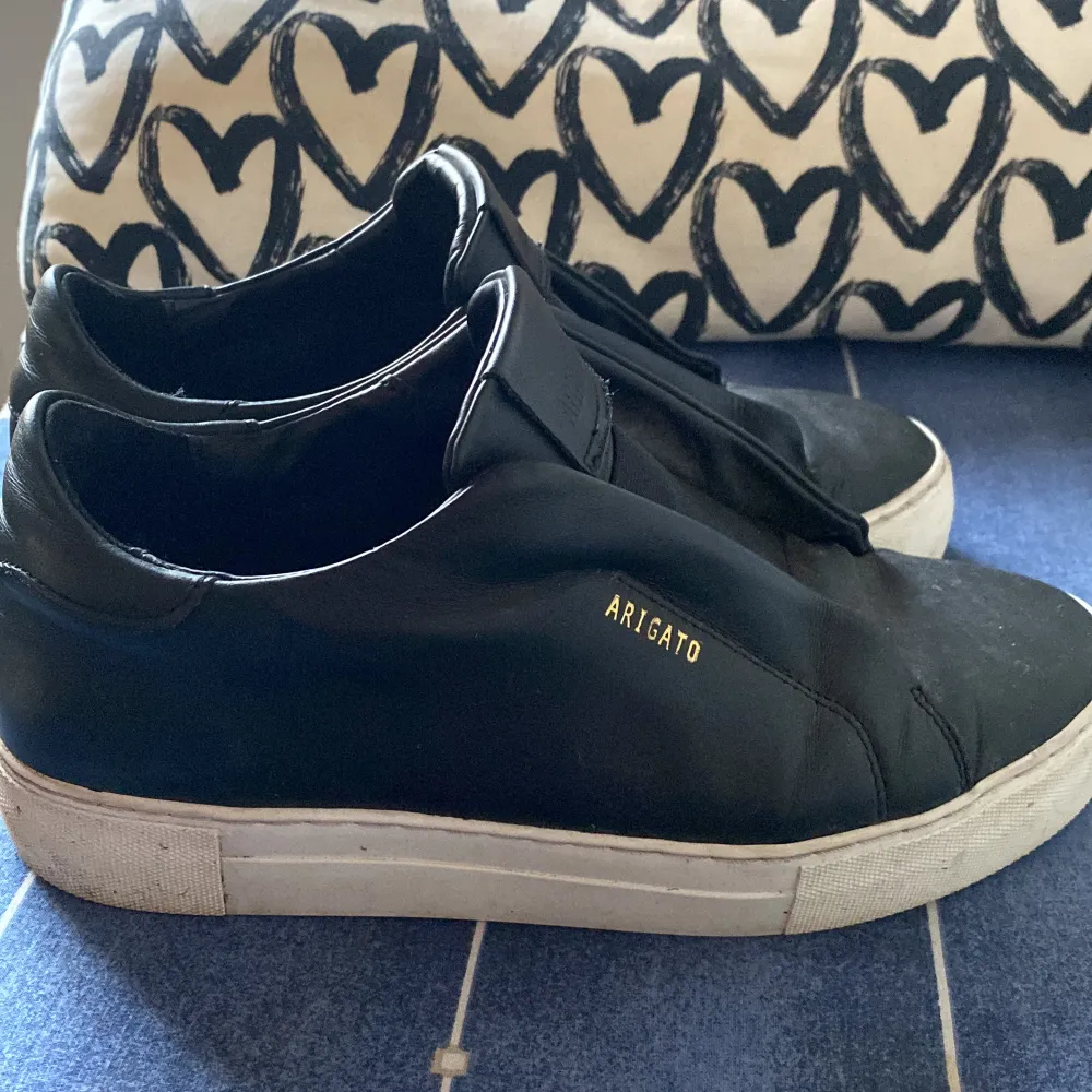 Säljer mina Axel Arigato skor!  Väldigt fint skick, endast använda några månader 🙌🏼 Det är i herrmodellen ’Clean 360 laceless sneaker’ ! Tvättas innan köp! . Skor.