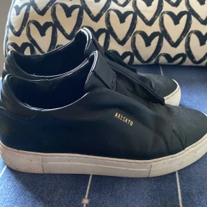 Axel Arigato skor - Säljer mina Axel Arigato skor!  Väldigt fint skick, endast använda några månader 🙌🏼 Det är i herrmodellen ’Clean 360 laceless sneaker’ ! Tvättas innan köp! 