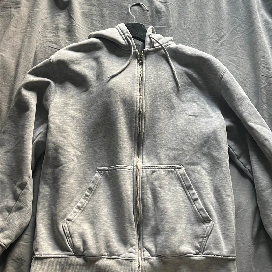 WEEKDAY hoodie med dragkedja