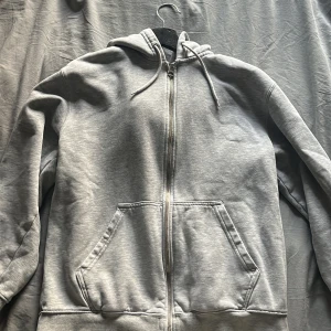 WEEKDAY hoodie med dragkedja - WEEKDAY hoodie som jag säljer nu för den har blivit för liten