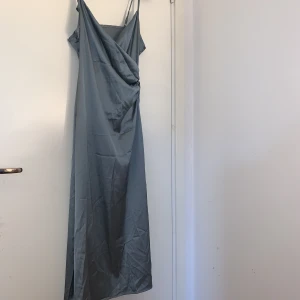 Klänning - En till jättefin klänning från cider, endast provat! Så inga defekter. Hör av dig om du har några funderingar