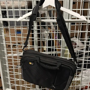 Dataväska  - Svart dataväska med 4 fack som är olika stora, där du kan lägga massa annat än bara en dator. Använd Max 3 gånger så den är som ny! Säljs för 100kr 