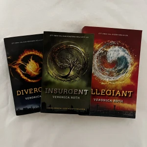 Divergent serien - De tre böckerna i divergent serien av Veronica Roth, de är i jättebra skick :) Alla kostar tillsammans 120kr, annars 40kr/st. Tryck ej på köp nu om du vill köpa en/två böcker seperata, utan skriv till mig så skapar jag en ny annons där du kan. ⭐️